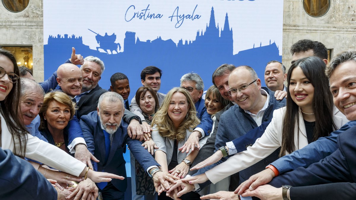 Ayala y los miembros de su candidatura unen las manos tras el acto de presentación. SANTI OTERO