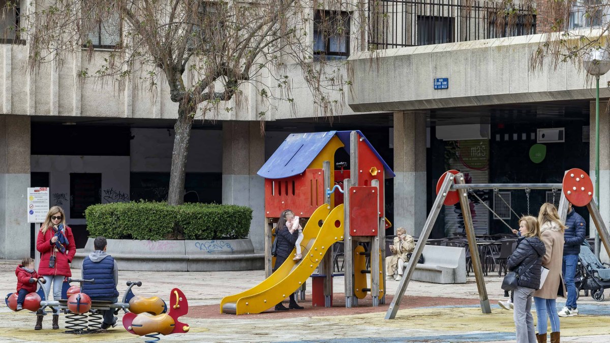 Varias familias hacen uso del parque de Regino Sainz de la Maza, en el centro de la capital burgalesa. SANTI OTERO