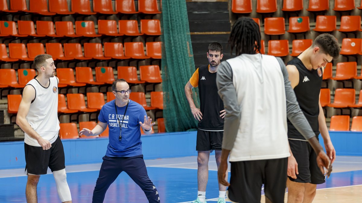Ocampo repasa con sus jugadores diferentes sistemas defensivos durante un entrenamiento. SANTIOTERO