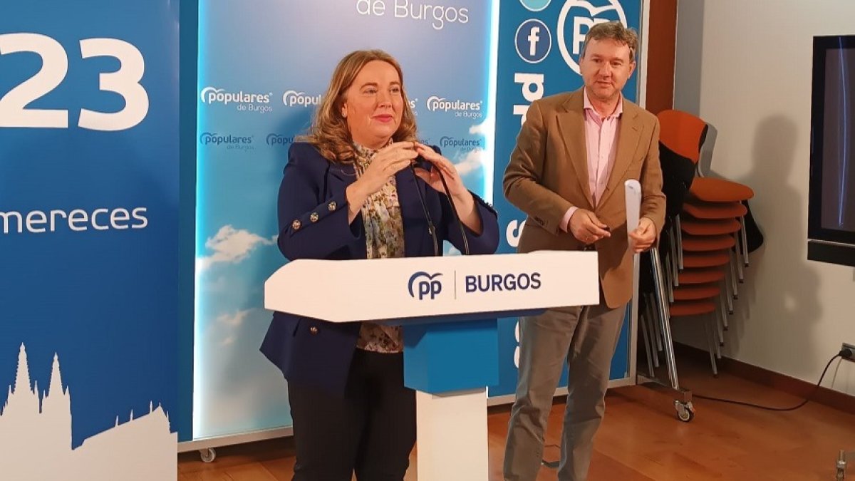Cristina Ayala y Javier Lacalle, en la sede del PP de Burgos. D. S. M.