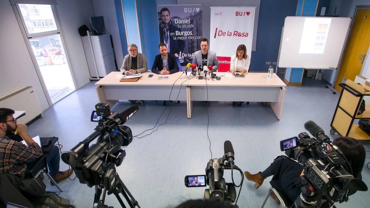 Daniel de la Rosa, en el centro, en la presentación del programa electoral en el Centro Cívico de Capiscol. TOMÁS ALONSO