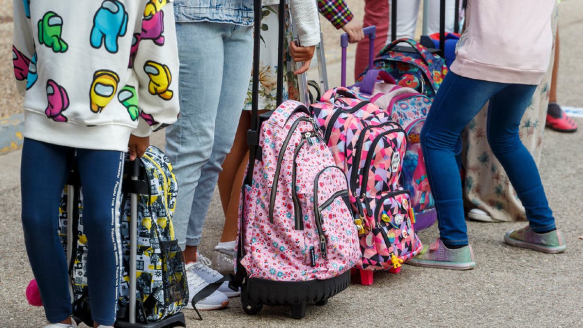 Un grupo de niños y niñas esperan para entrar en clase. TOMÁS ALONSO