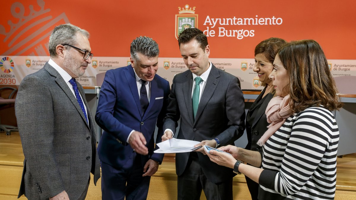 Imagen de los portavoces de los grupos políticos con presencia en el Ayuntamiento de Burgos en la que no está el PP. SANTI OTERO