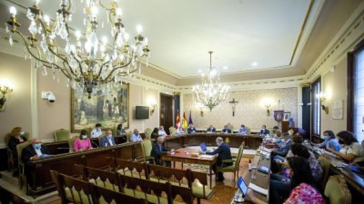 Imagen de archivo de un Pleno de la Diputación. SANTI OTERO