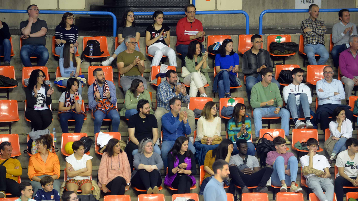 Aficionados disfrutando en El Plantío de la última victoria de la temporada regular. TOMÁS ALONSO