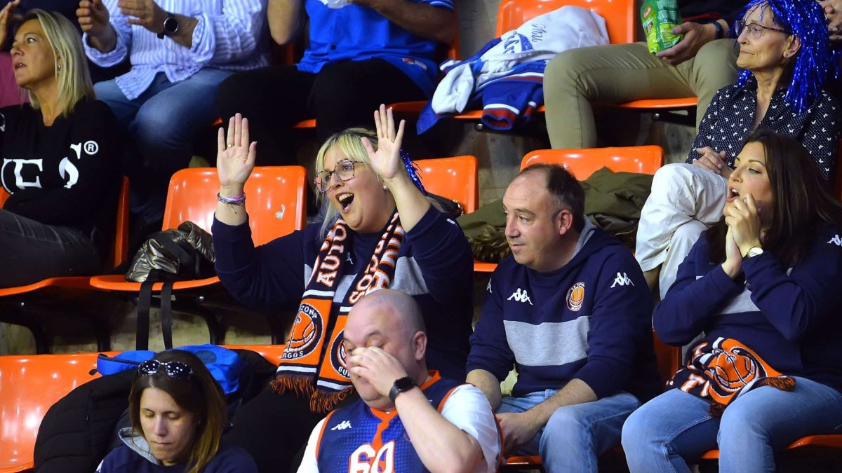 Aficionados disfrutando en El Plantío de la última victoria de la temporada regular. TOMÁS ALONSO