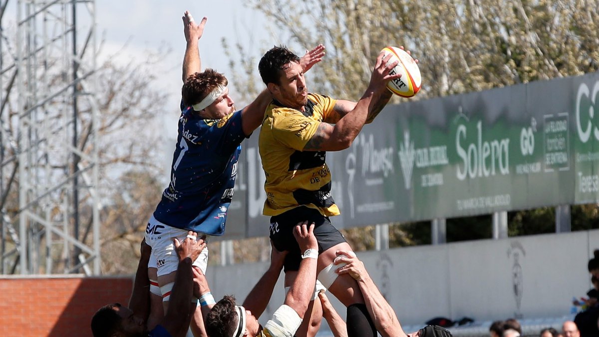 Los gualdinegros arrebatándole el oval al VRAC en la touche. ÁREA 11