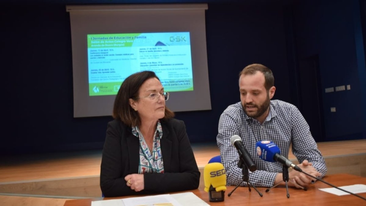 La directora académica de San Gabriel, Aintzane Bernaola, junto al director pedagógico del colegio Vera Cruz, Guillermo Bajo