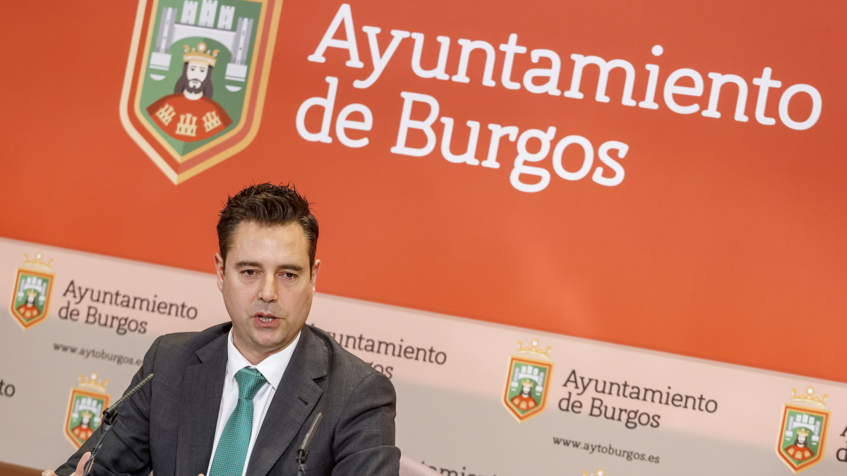 El alcalde de Burgos, Daniel de la Rosa, durante su intervención sobre el Corredor Atlántico. SANTI OTERO