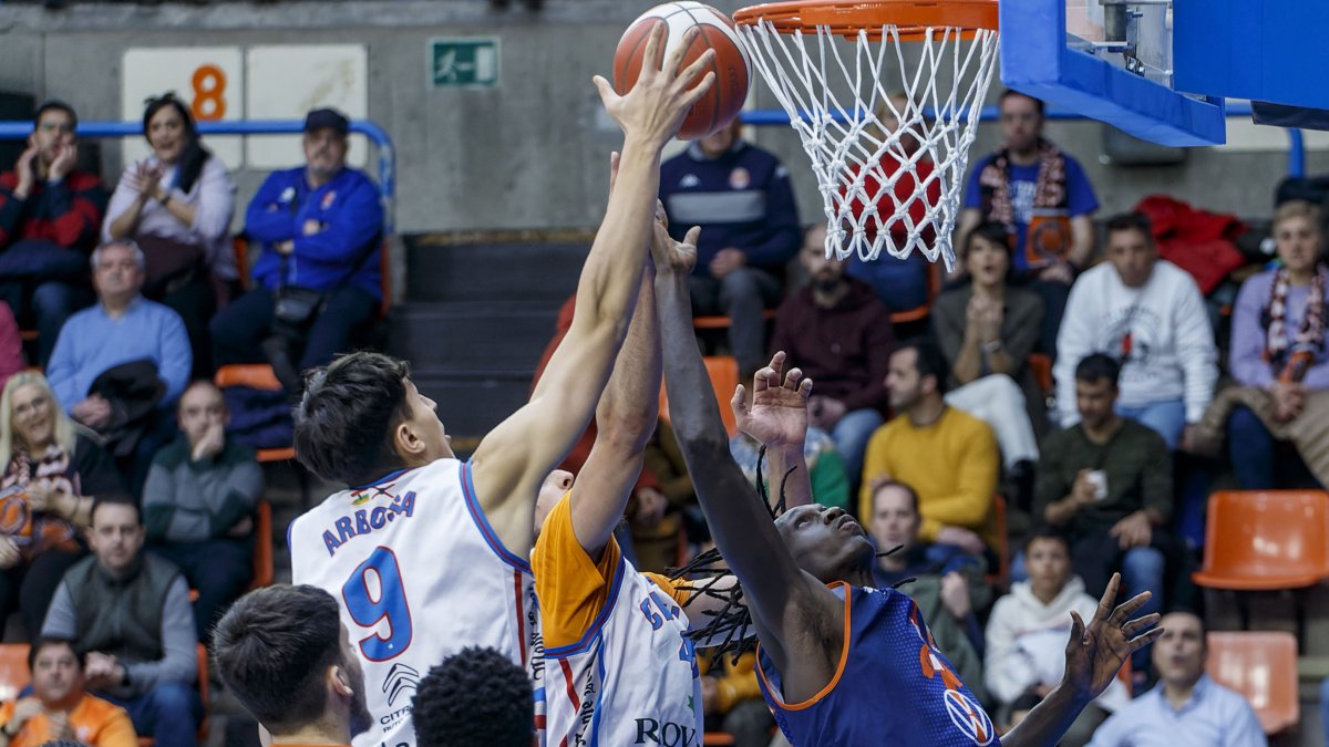 Papi Diene peleando por un rebote contra dos rivales en El Plantío. TOMÁS ALONSO