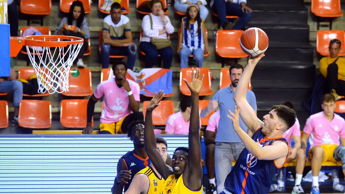 Rodrigo Seoane prepara la 'bombita' a una mano. TOMÁS ALONSO