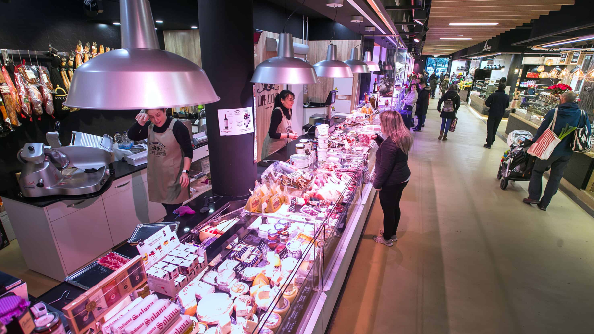 Puestos del Mercado de Gamonal, en el G-9, tras la remodelación de las instalaciones.