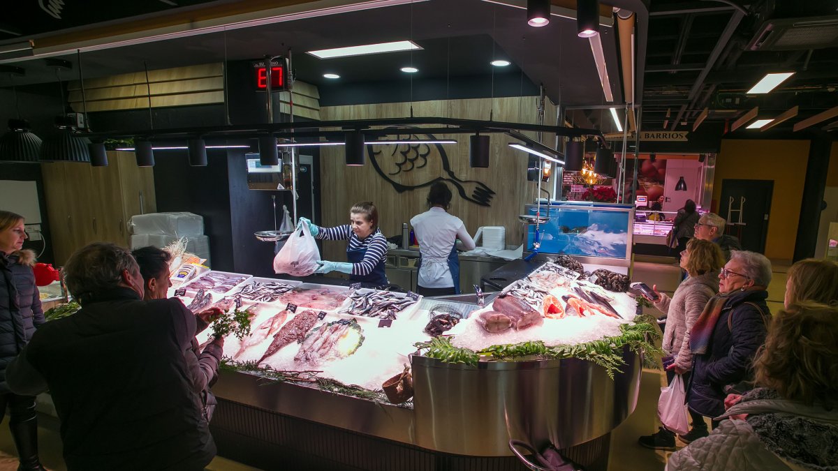 Puestos del Mercado de Gamonal, en el G-9, tras la remodelación de las instalaciones.