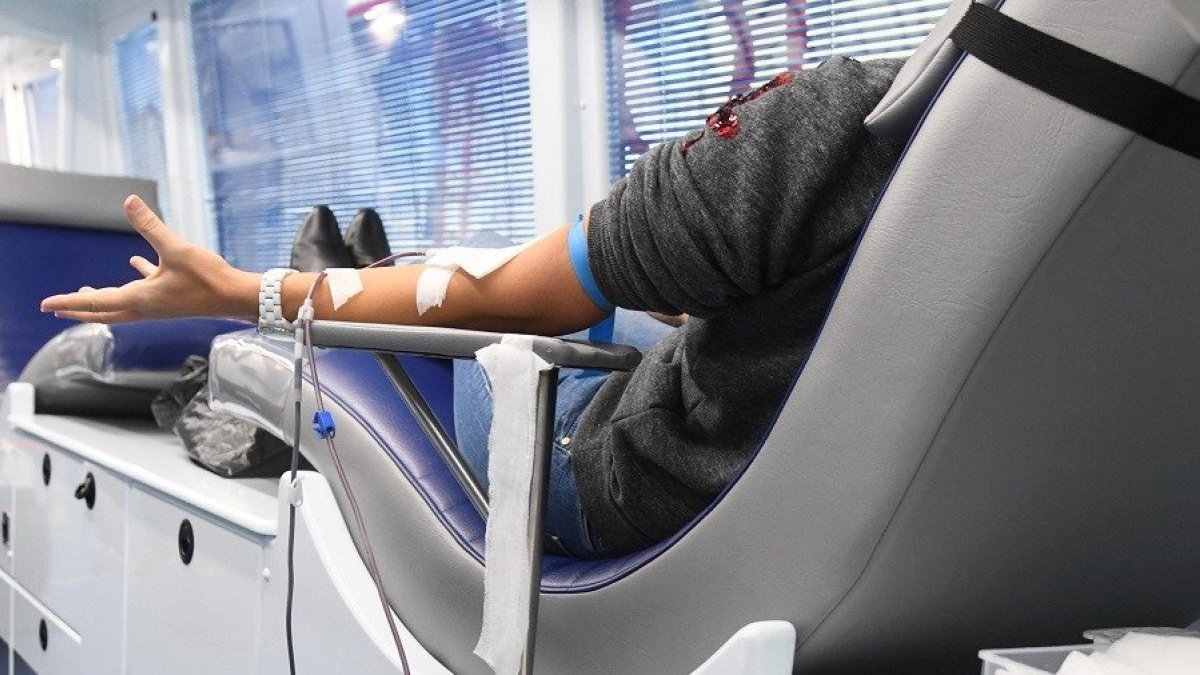Un joven dona sangre en un punto móvil habilitado en Burgos capital.