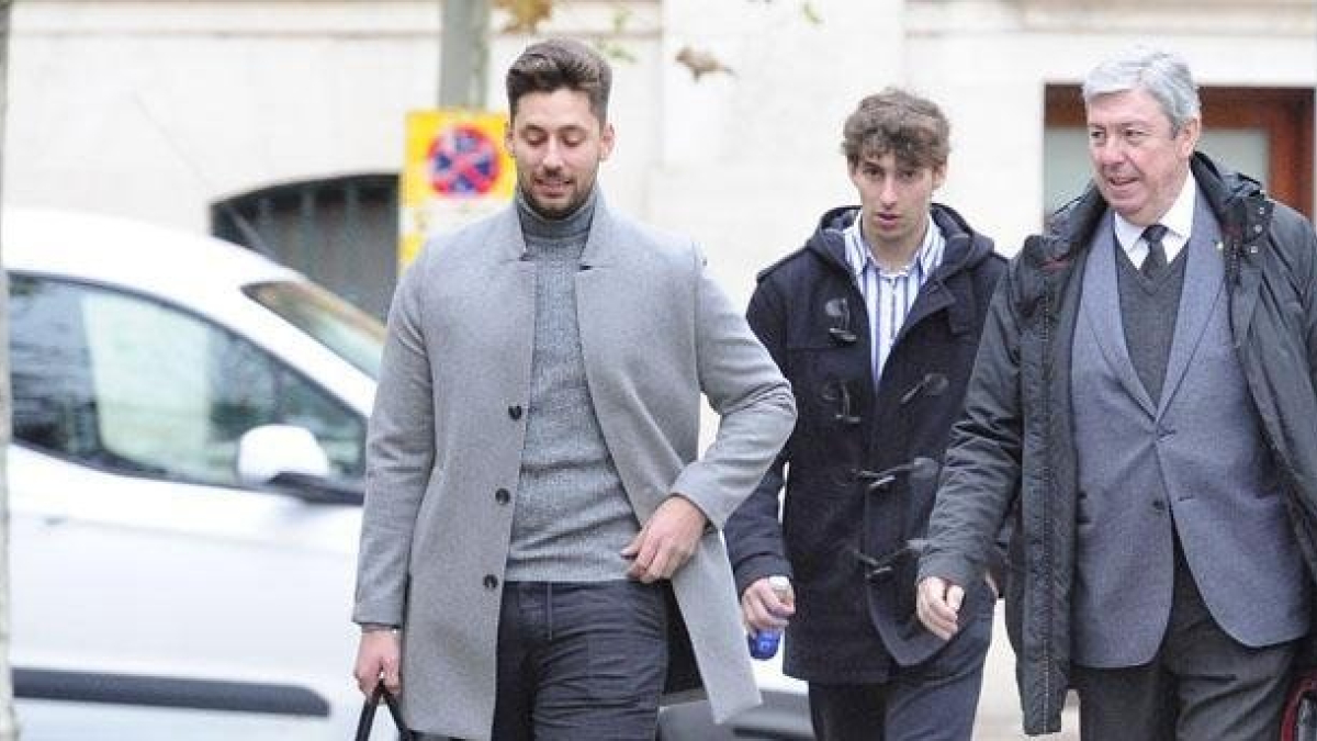 De izquierda a derecha, Víctor Rodríguez ‘Viti’, Carlos Cuadrado ‘Lucho’ y el abogado de Víctor, Rafael Uriarte