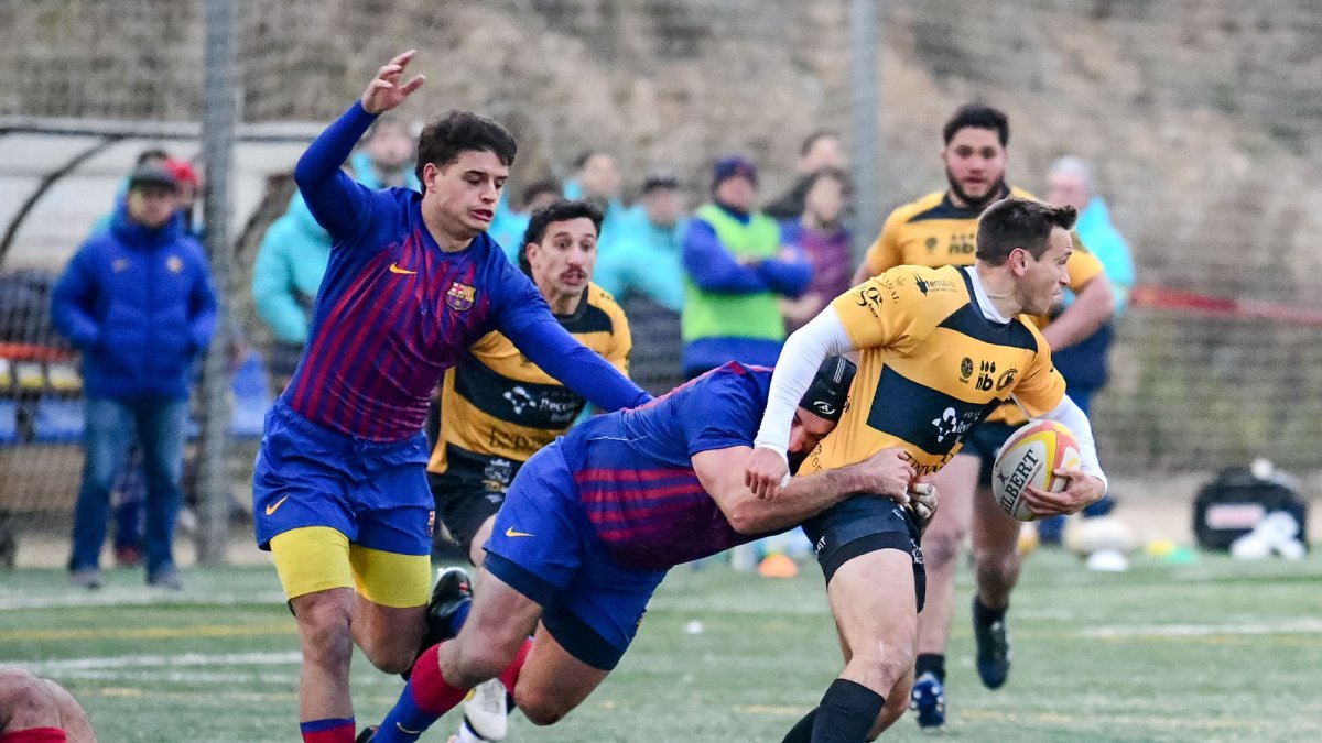 Imagen del encuentro disputado en tierras catalanas entre burgaleses y culés. FELIPE MONDINO