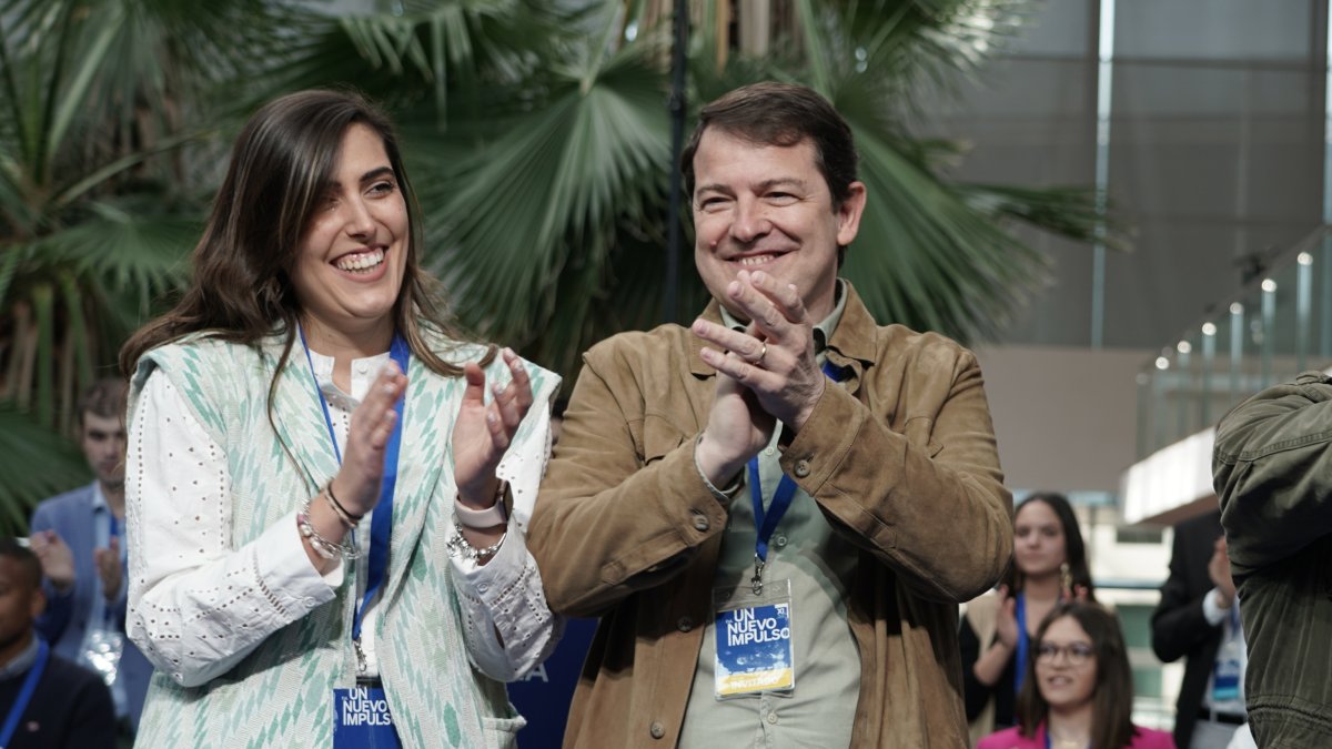 Andrea Ballesteros, junto al presidente del PP de Castilla y León, Alfonso Fernández Mañueco. ICAL