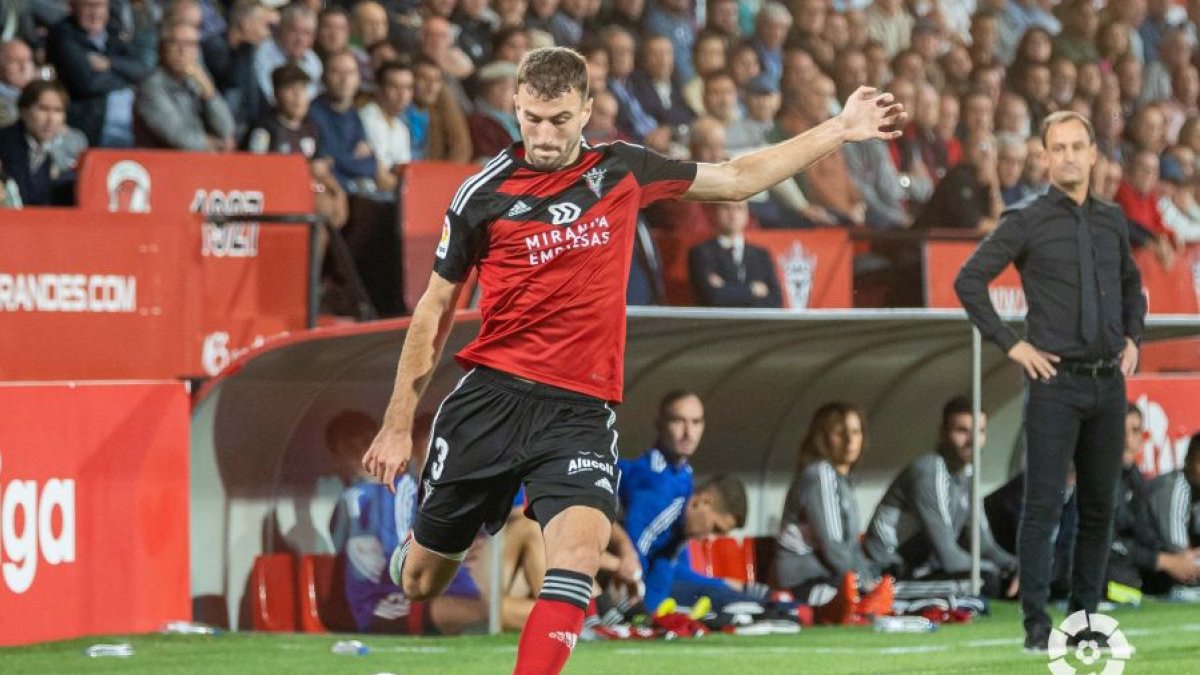 Raúl Parra prepara el centro en el primer enfrentamiento entre el Mirandés y el Levante en Anduva. LALIGA