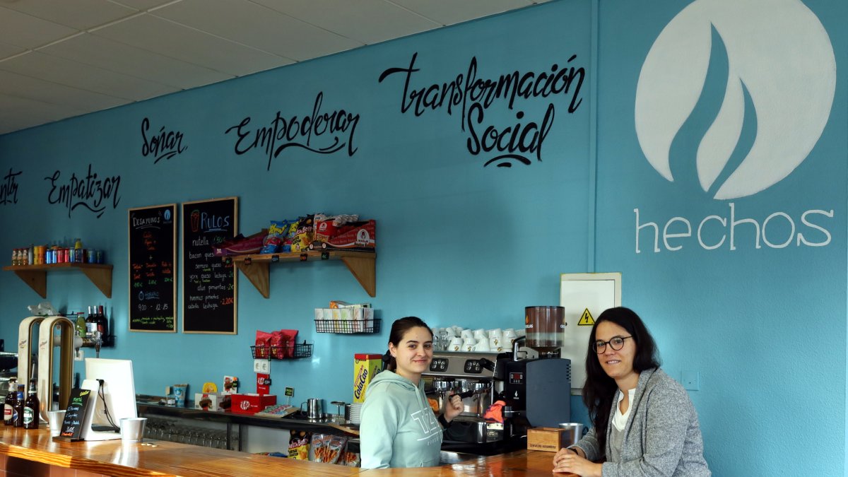 Interior de la cafetería de la facultad de Educación. ECB