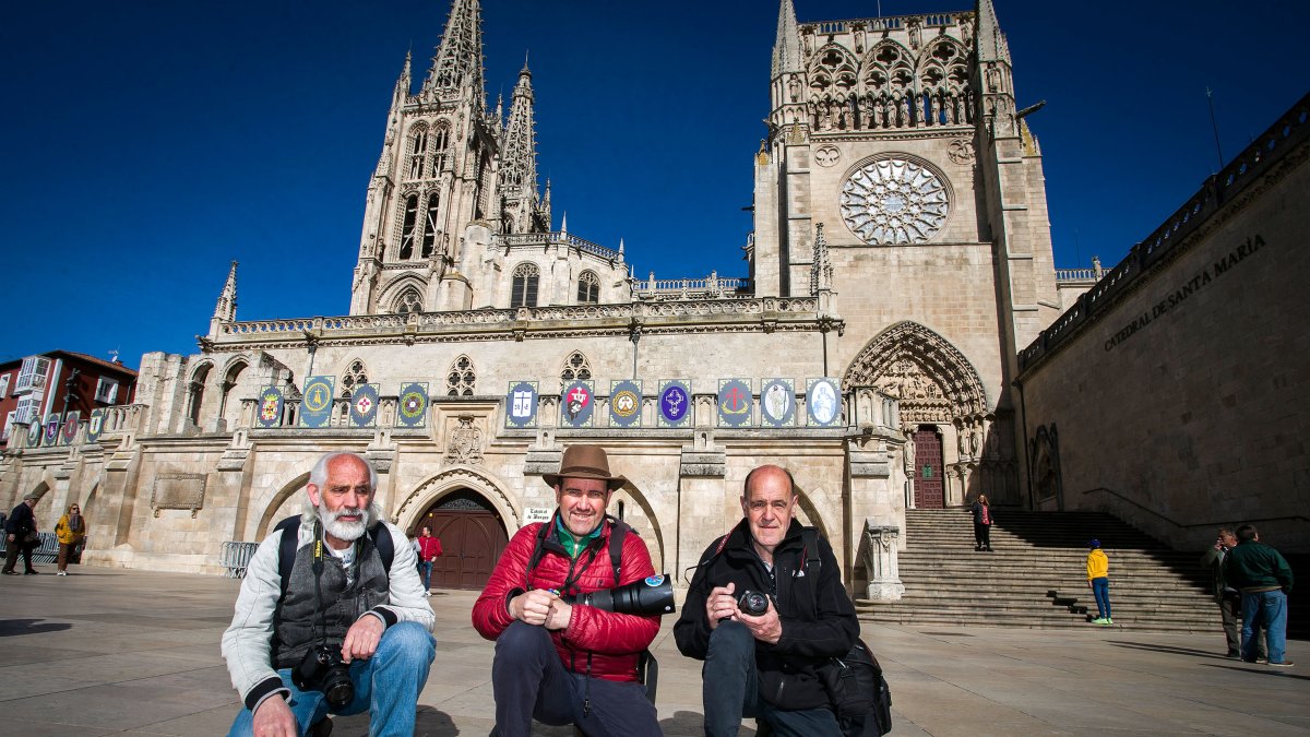 El grupo de Facebood Fotografia Cofrade Burgos lleva desde 2017 siendo los ojos de los que no pueden ver la Semana Santa de Burgos en vivo y en directo. De izquierda a derecha: Domingo Barroso, Mariano González Obregón y César Calvo. TOMÁS ALONSO