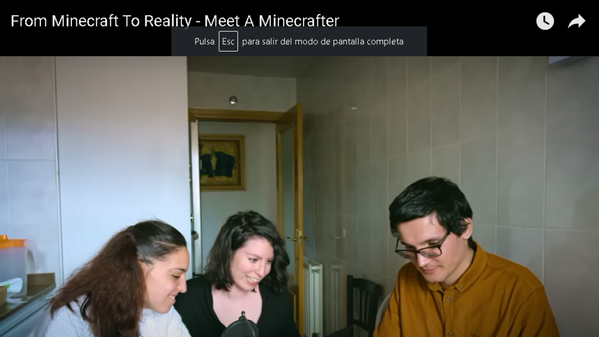 El grupo de Minecrafteate en acción durante el vídeo. De izquierda a derecha: María Fernández, Nora Pulido y Gabriel García.