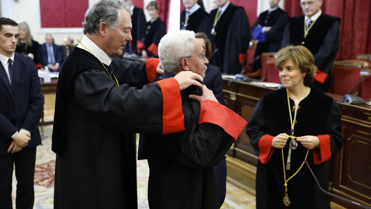 Aparicio se coloca la toga ayudado por Michavila y en presencia de Soraya Sáenz de Santamaría. CONSEJO DE ESTADO