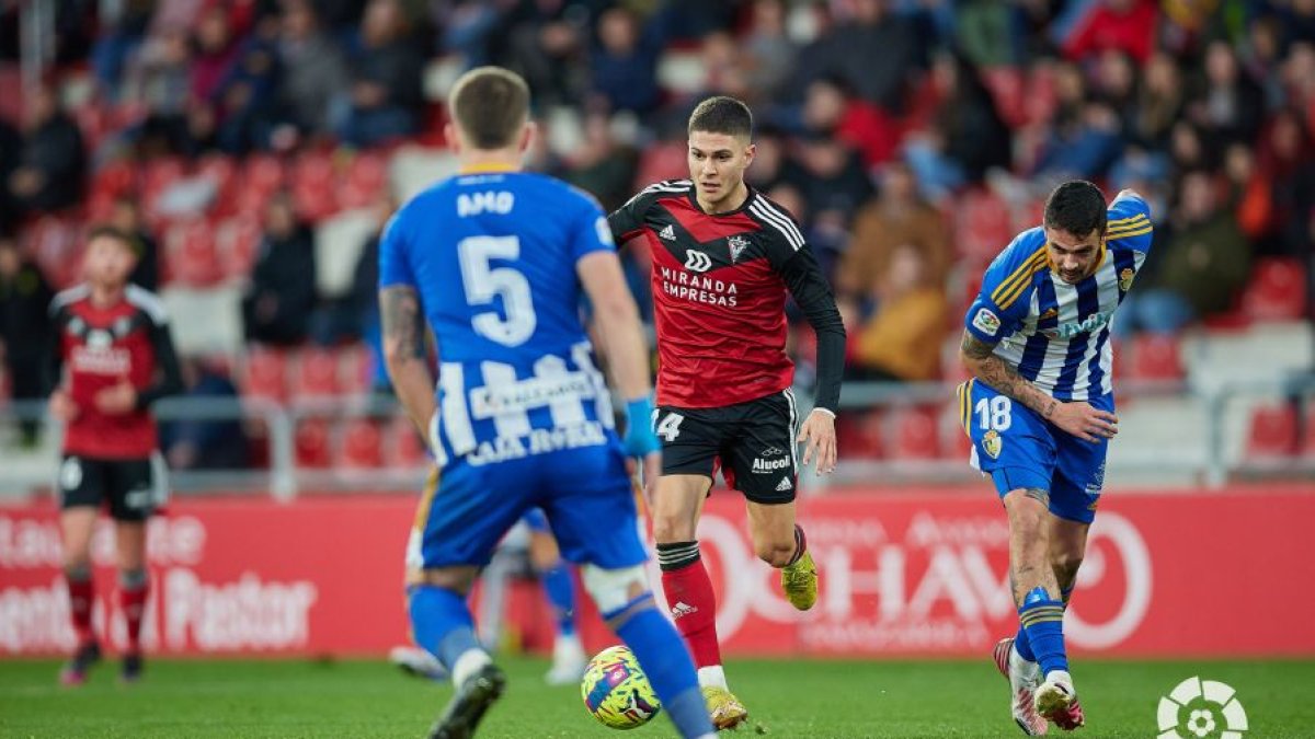 Óscar Pinchi conduce el balón ante la SD Ponferradina en Anduva. LALIGA