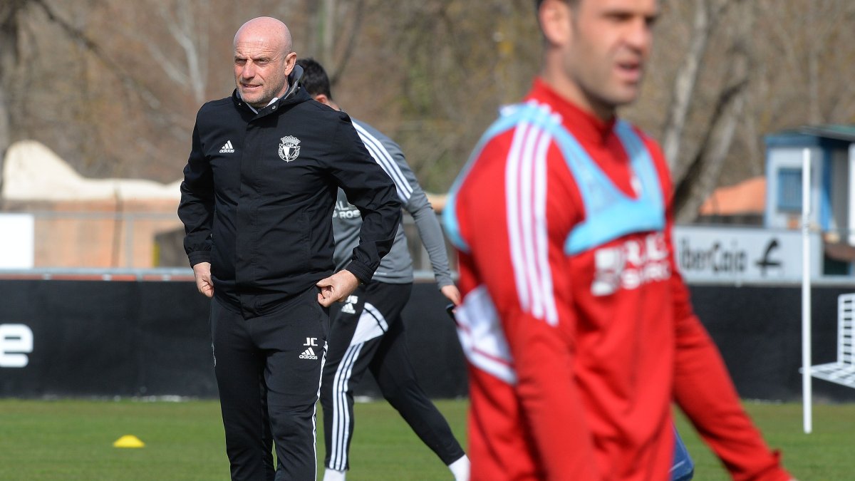 El técnico blanquinegro durante un entrenamiento en Castañares. TOMÁS ALONSO