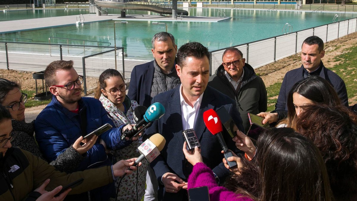 De la Rosa anunció a los medios su intención de acudir a Bruselas durante la visita a las piscinas de El Plantío. TOMÁS ALONSO