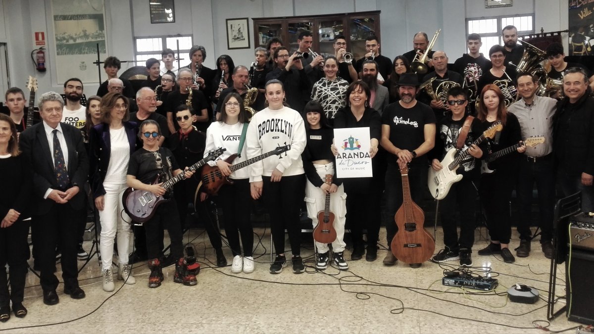 La alcaldesa y otros responsables de la candidatura en la presentación, que incluyó una actuación musical. ECB