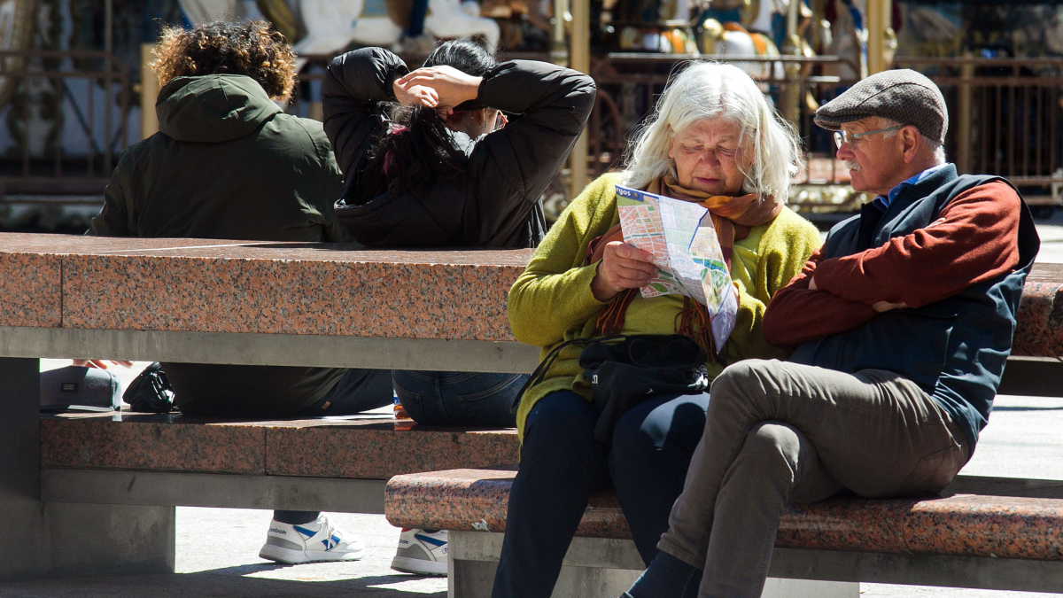 Una pareja de turistas observa un mapa de la ciudad. SANTI OTERO