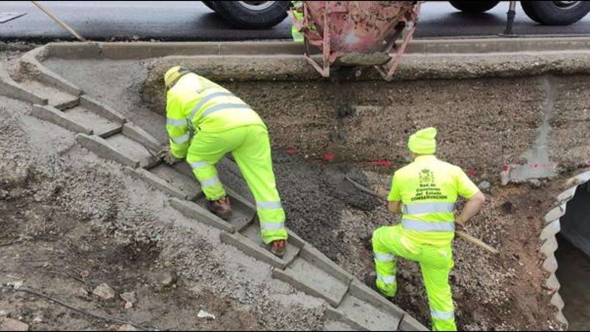 Operarios trabajando junto a una carretera. ECB