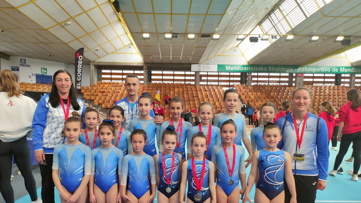 Parte de la expedición del club burgalés en Vitoria. ECB