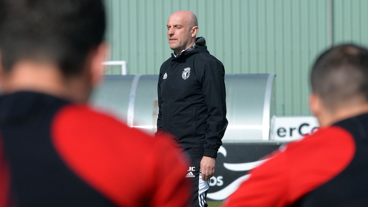 El técnico madrileño durante un entrenamiento. TOMÁS ALONSO