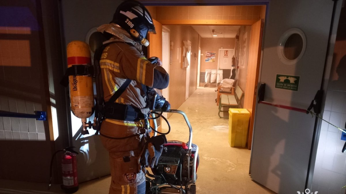 Un bombero interviene en el interior de la residencia. BOMBEROS DE BURGOS