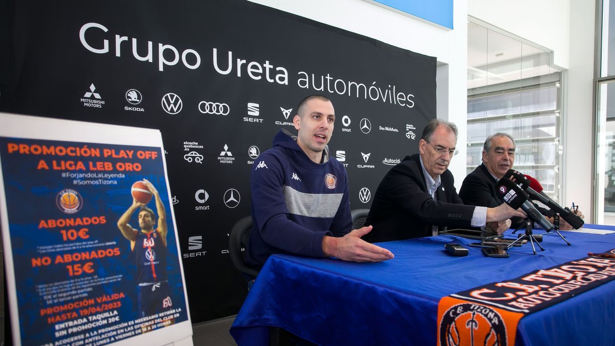 Alejandro Bortolussi, capitán del UBU Tizona, junto a Miguel Ángel Benavente y Fernando Andrés. TOMÁS ALONSO