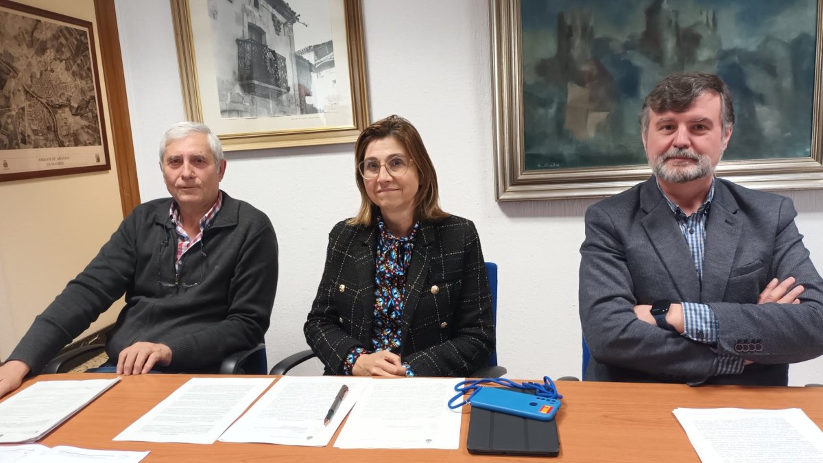 De izquierda a derecha. Alfonso Sanz (concejal de Obras), Raquel González (alcaldesa) y Francisco Martín Hontoria (teniente alcalde)