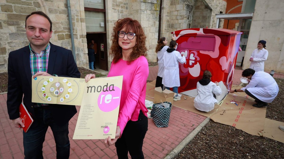 El delegado de Cáritas, Mario Vivanco, y la gerente de Moda re-, Raquel Sáiz. durante la presentación.