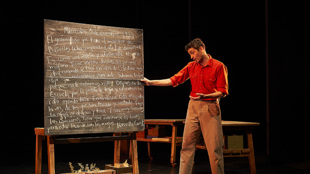 Sergi Torrecilla interpretando a Antoni Benaiges en 'El mar'. DAVID RUANO / TNC