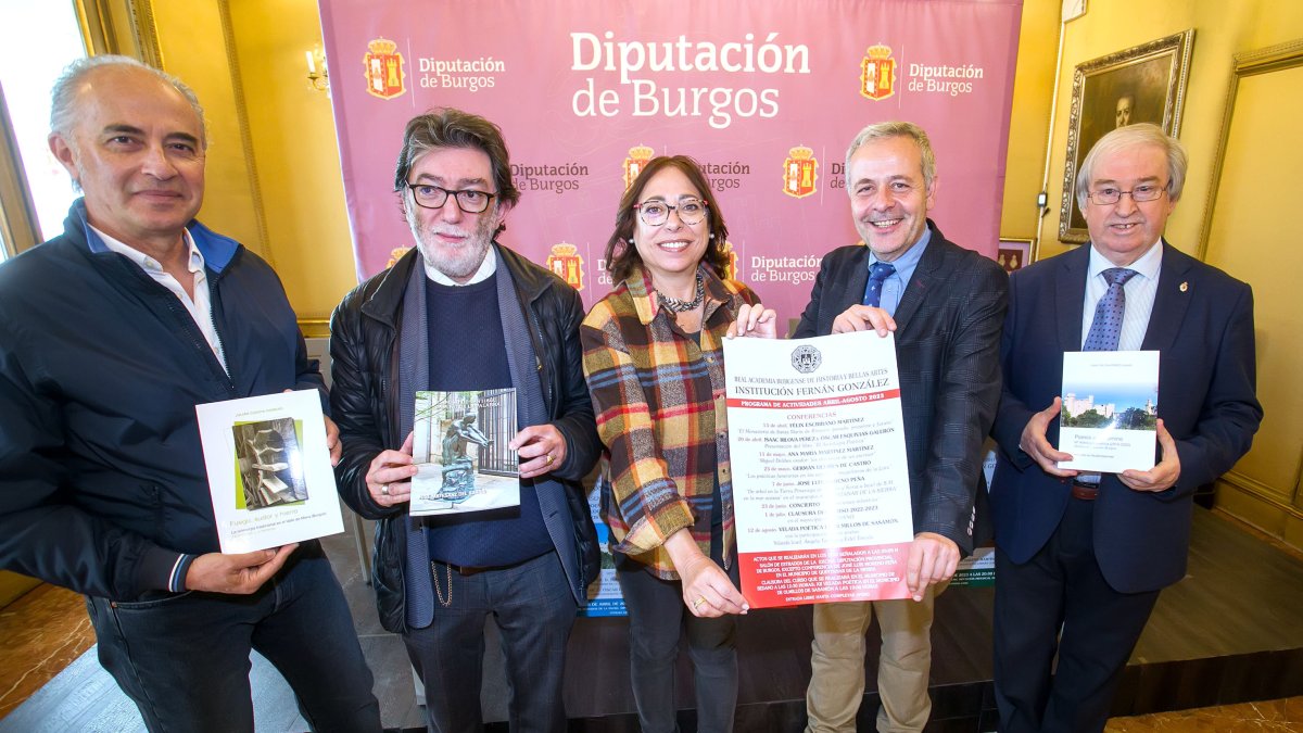 De izquierda a derecha: Julián Cuesta, José Matesanz, Raquel González, René Jesús Payo e Isaac Rilova en la presentación de nuevas publicaciones y programación de la Institución Fernán González. TOMÁS ALONSO