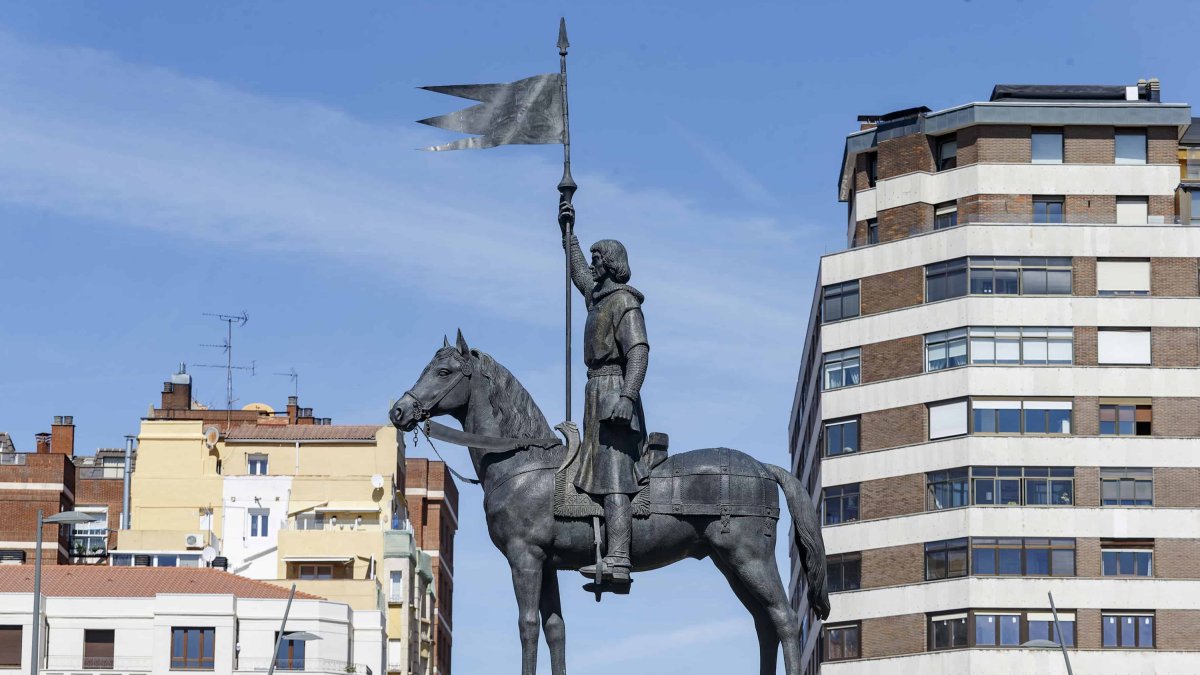 Estatua de Diego Porcelos en la plaza de Santa Teresa. SANTI OTERO