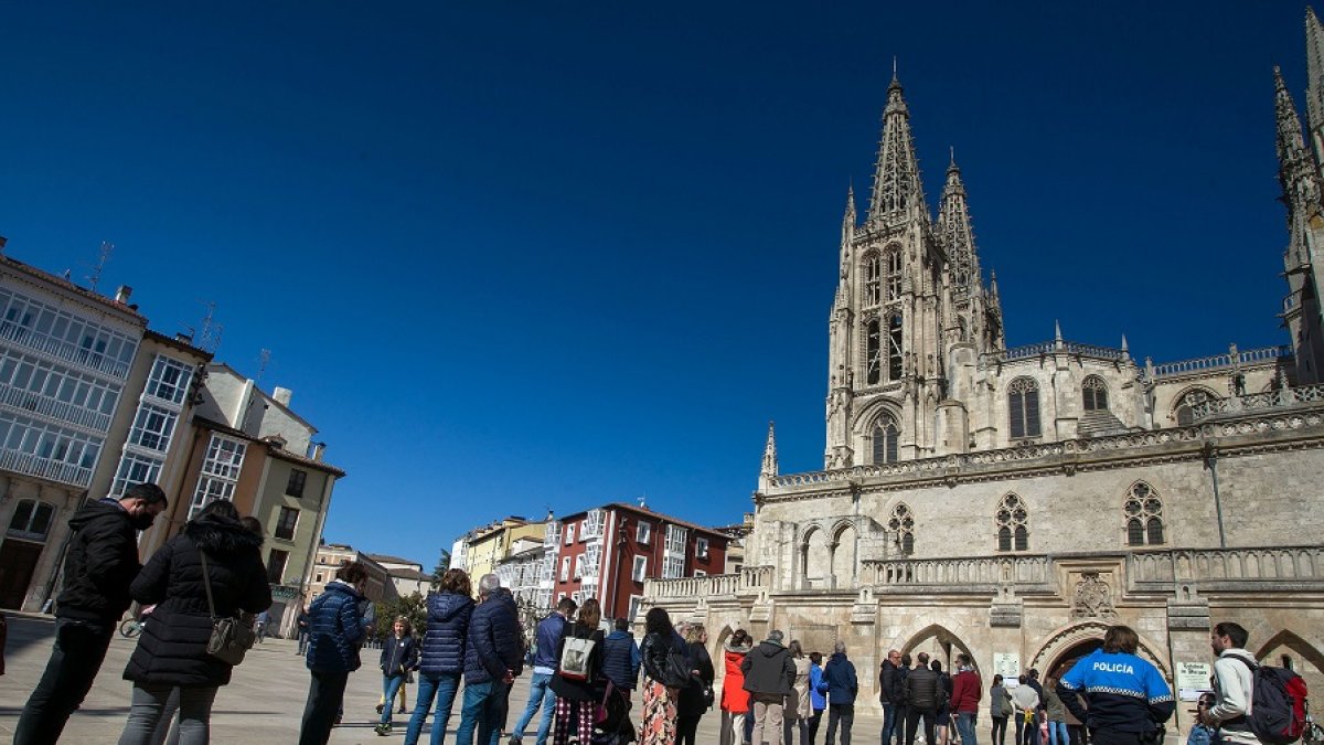 Cola de turistas en la Catedral de Burgos el último día de Semana Santa del año pasado. TOMÁS ALONSO