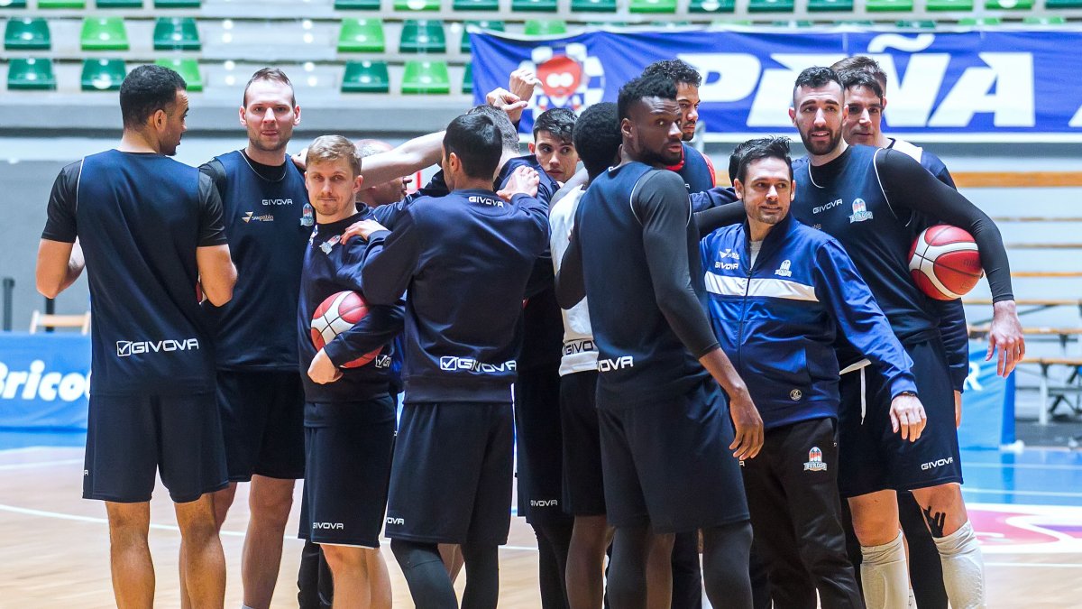 La plantilla del Hereda San Pablo, preparada para hacer su grito. TOMÁS ALONSO