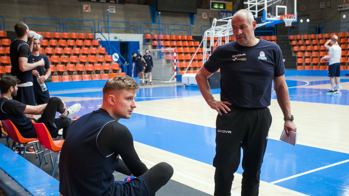 El técnico granadino durante el primer entrenamiento semanal, junto a Luka Rupnik, uno de los tocados. TOMÁS ALONSO