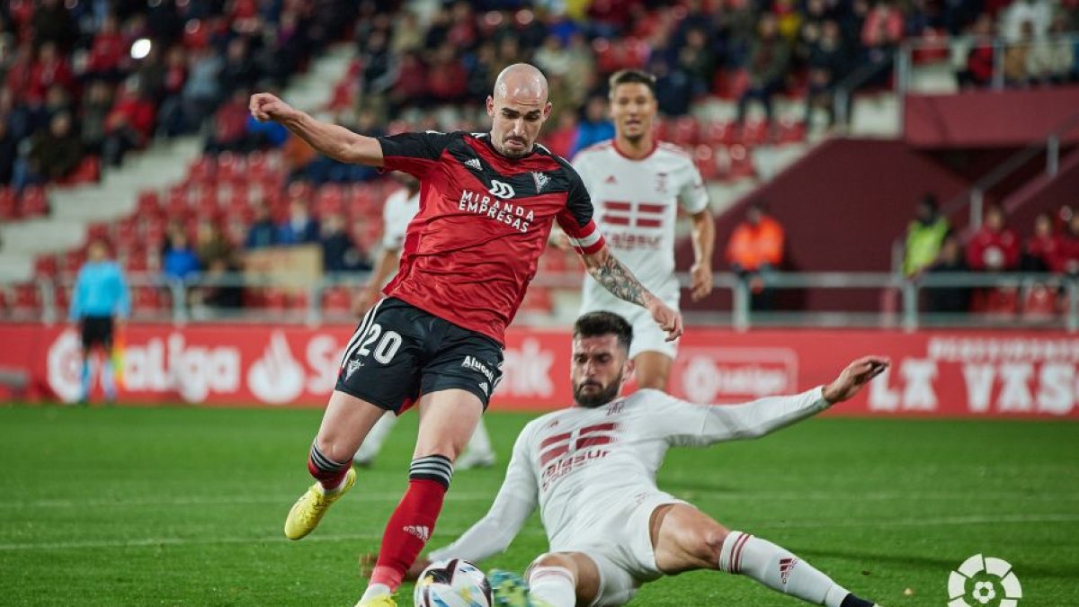 Oriol Rey trata de superar al defensor del Cartagena en Anduva. LALIGA