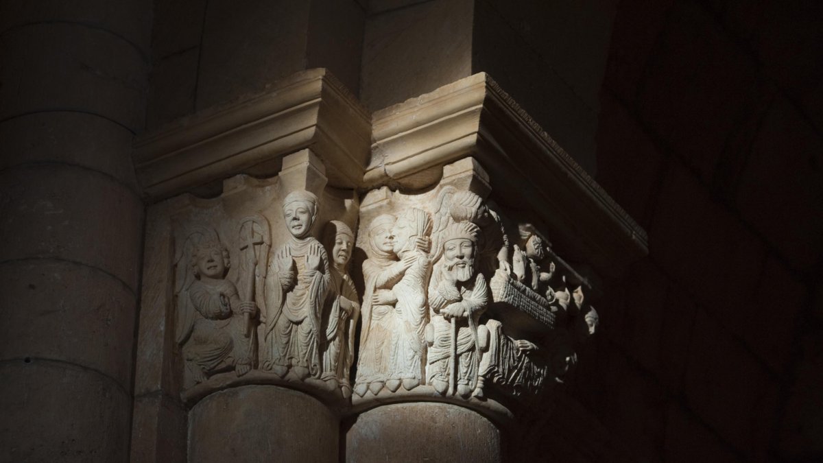 La luz atraviesa la ventana ojival hasta llegar al triple capitel de la Natividad. Se ve durante ocho minutos tres días en torno al 21 de marzo. ICAL