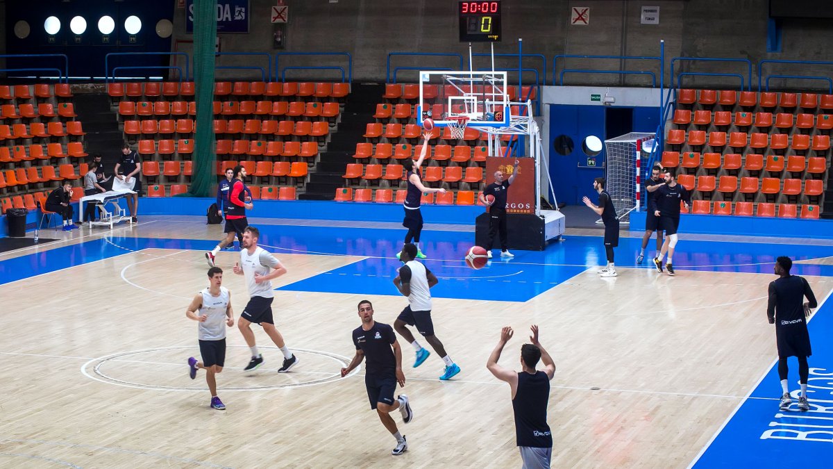 Rupnik y Kacinas, al fondo, mientras la plantilla entrena en El Plantío. TOMÁS ALONSO