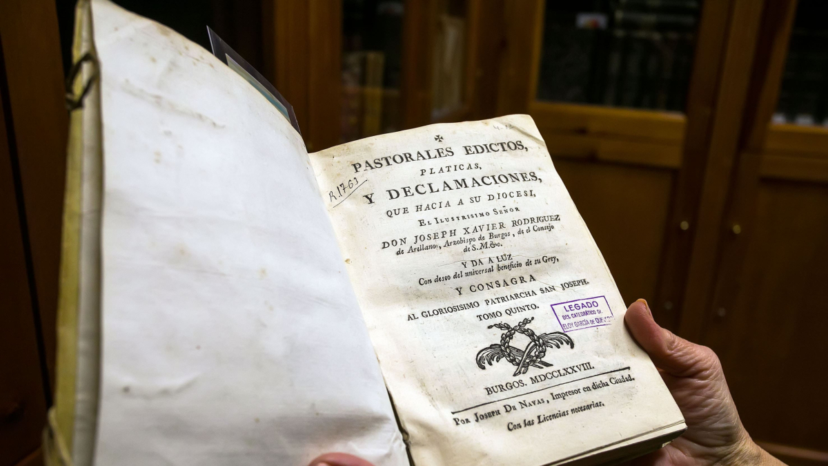 La Biblioteca Histórica del Mendoza tiene 1.500 libros y entre los más antiguos figuran inscripciones de las normas de funcionamiento y decoro del centro de siglo XVI. 