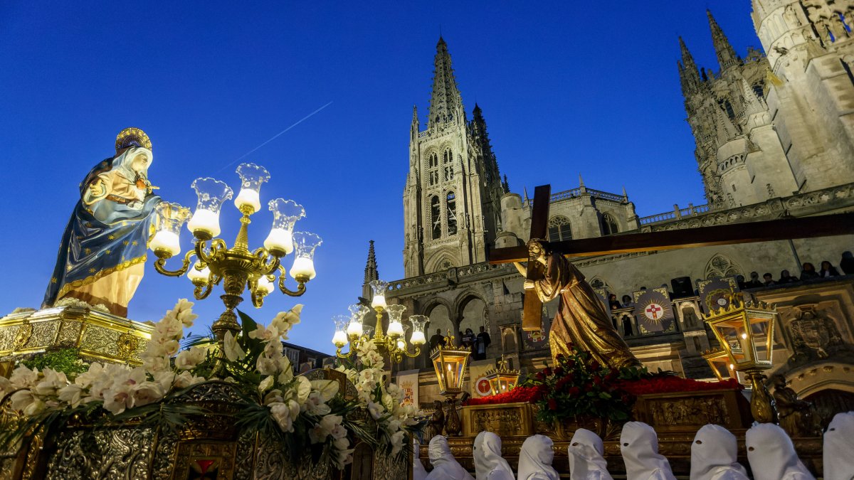 La Madre y el Hijo se encuentran a los pies de la Catedral. SANTI OTERO