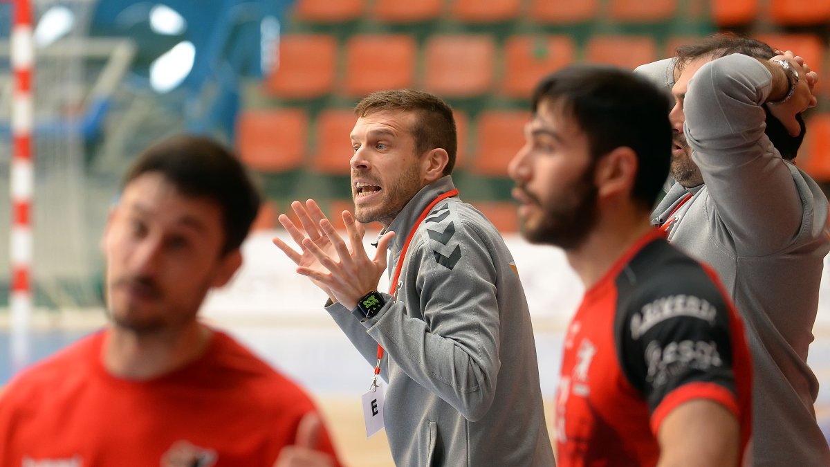 Nacho González dirige a los suyos desde el banquillo de El Plantío. TOMÁS ALONSO